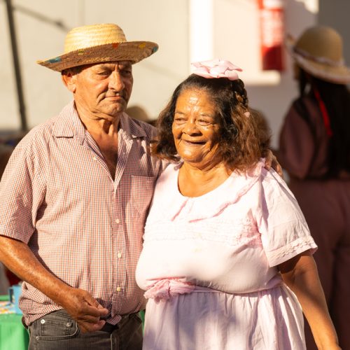 Idosos abraçados sol junino